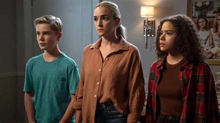 Do Max and Sophie get back together in Ginny and Georgia season 2?