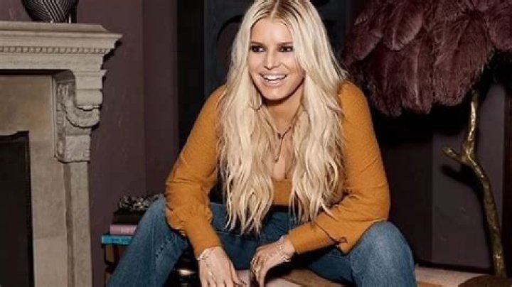 Jessica Simpson 'inspires' in 'thirsty' swimsuit pic debuting 100-lb weight loss