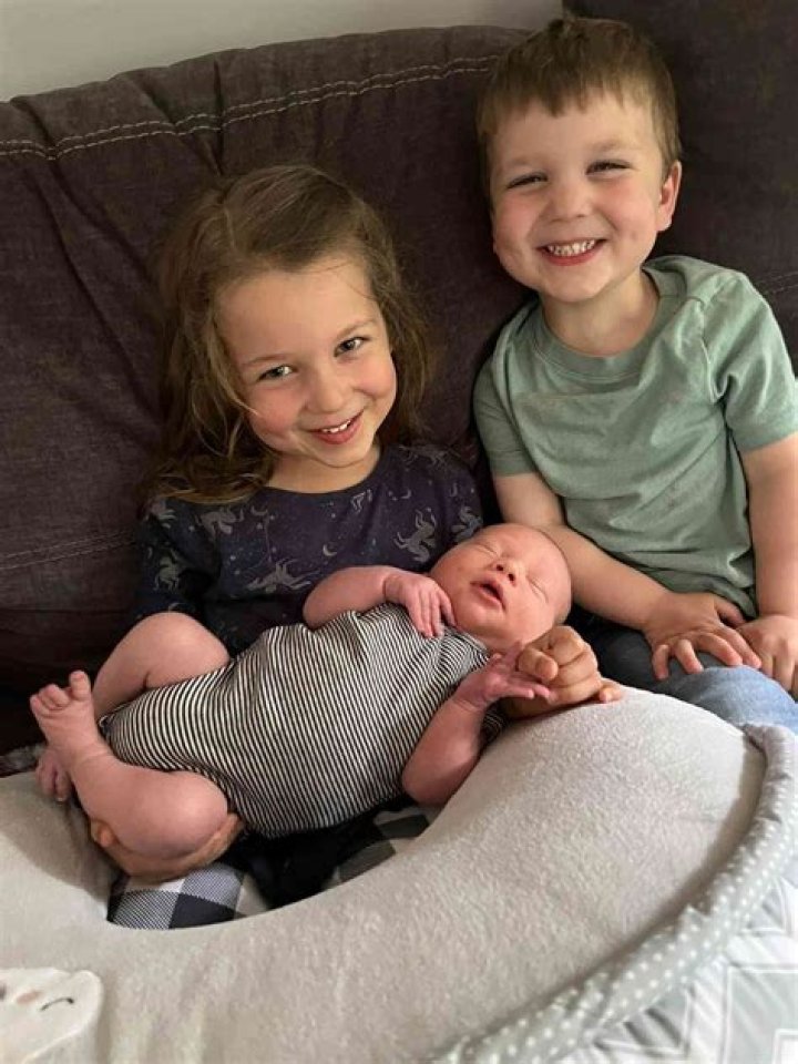 JoJo Siwa's emotional family reunion after 'not being able to see anyone' for weeks