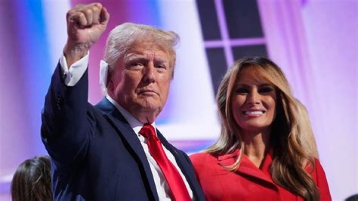 Melania Trump wanted to 'avoid' holding Donald's hand at Florida fundraiser, expert says