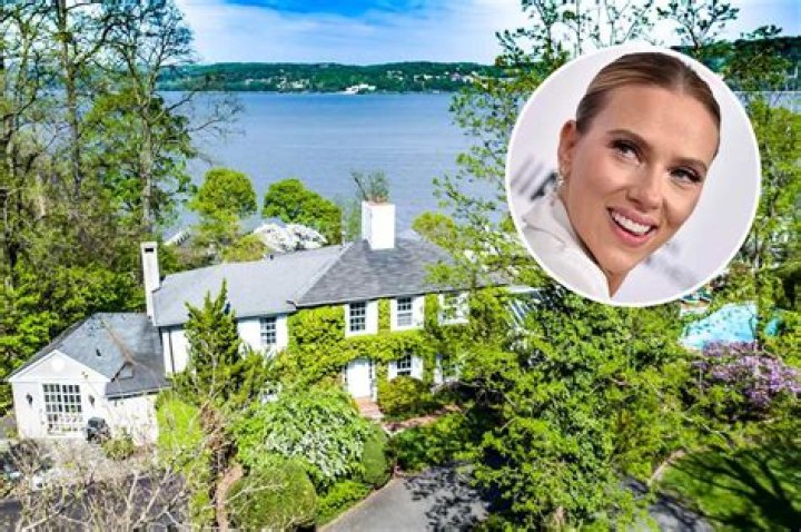 Scarlett Johansson House Hunting in her Old LA Neighborhood